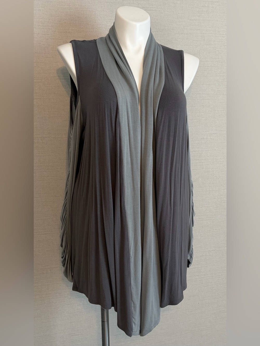 Size 2(X) Star Wars Her Universe Open Front Cold Shoulder Cardigan